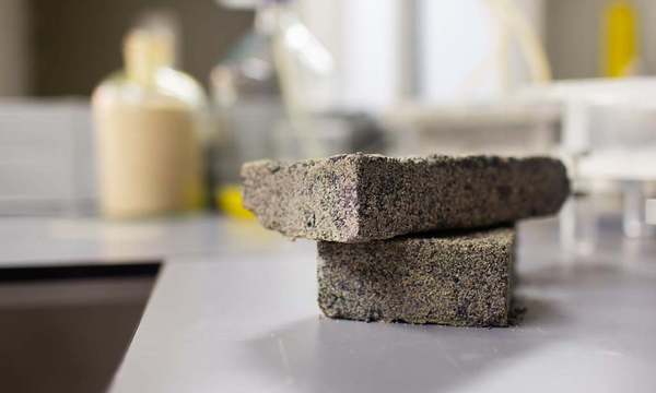 南非學生成功研發環保尿磚！將尿液轉化成固體磚頭