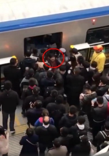 北京地鐵遇人潮湧入車廂！落車男經歷「絕望 13 秒」