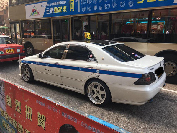 疑似日本的士在香港馬路上招搖 網民：深水埗見過，聽講車手好靚仔