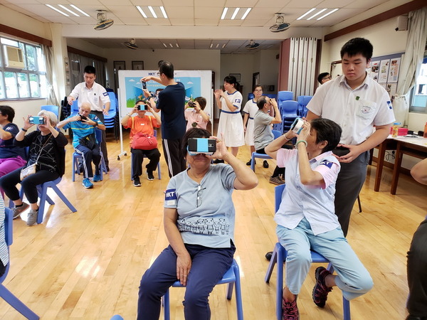 學生拍 VR 片助長者遊覽香港 「長幼樂 VR」計劃（二）