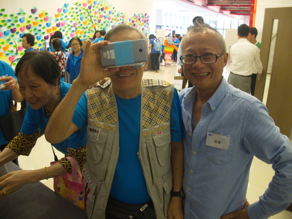 學生拍 VR 片助長者遊覽香港 「長幼樂 VR」計劃（二）