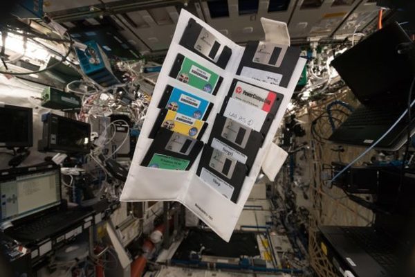 國際太空站找到大量 18 年前升空的「老古董」3.5 吋磁碟片