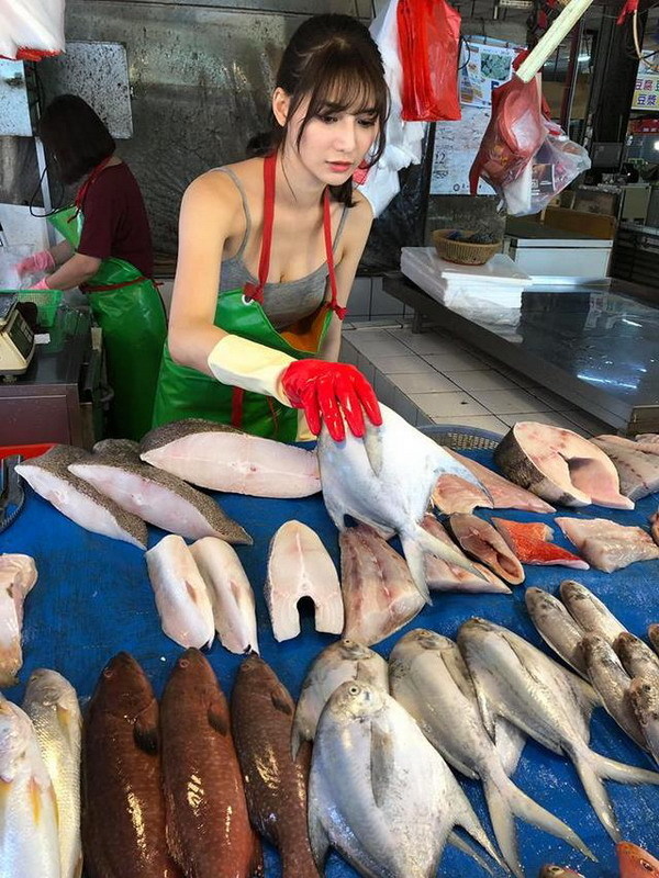低胸美少女街市賣魚？網民瘋傳喊想買魚了【多圖】