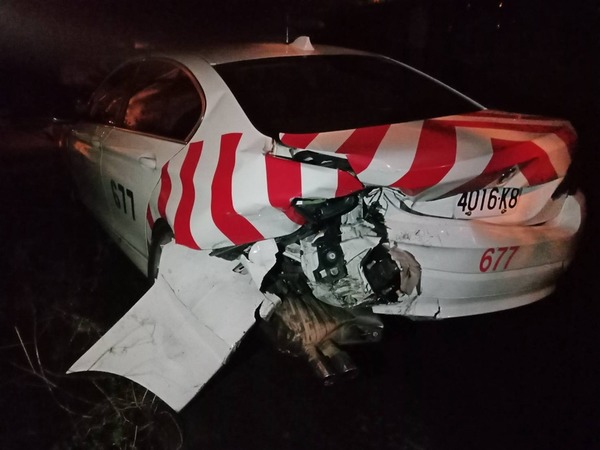 Tesla 台灣首宗自動駕駛車禍 高速公路撞毀警車