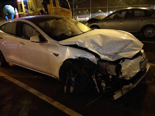 Tesla 台灣首宗自動駕駛車禍 高速公路撞毀警車
