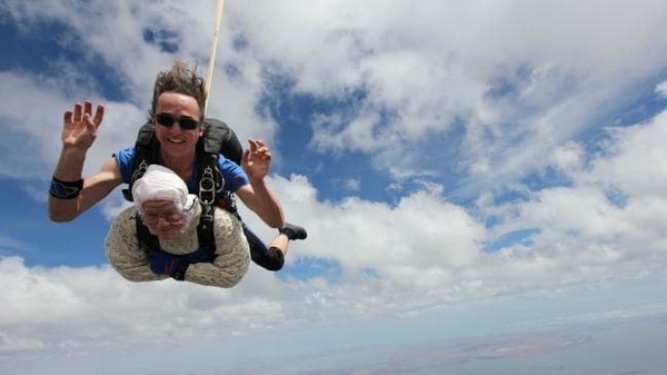 102 歲婆婆萬呎高空跳傘破紀錄！為紀念病逝女兒兼籌款