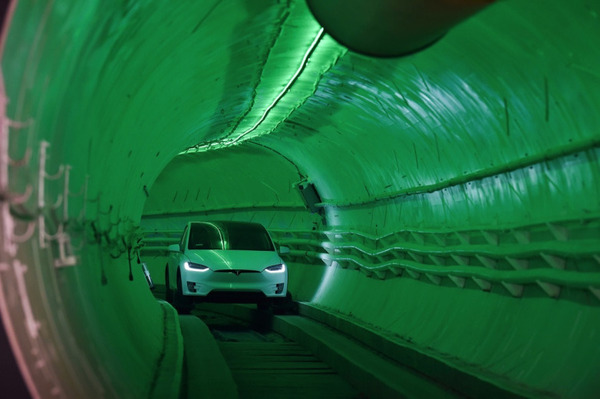 Tesla 實測地下高速公路「Loop」！Elon Musk 地底隧道大計