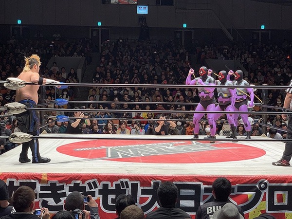 日本跨年摔角 黑色三連星人體彩繪現身