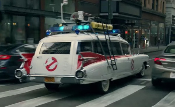 美國超市沃爾瑪賣名車廣告？大黃蜂捉鬼敢死隊回到未來經典車盡出