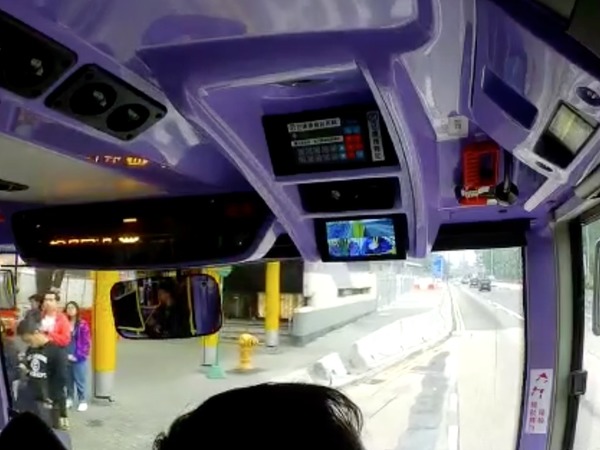 巴士迷為見 12 米巴士險被撞還要鬧車長！霸氣司機神回：唔好同我傾計