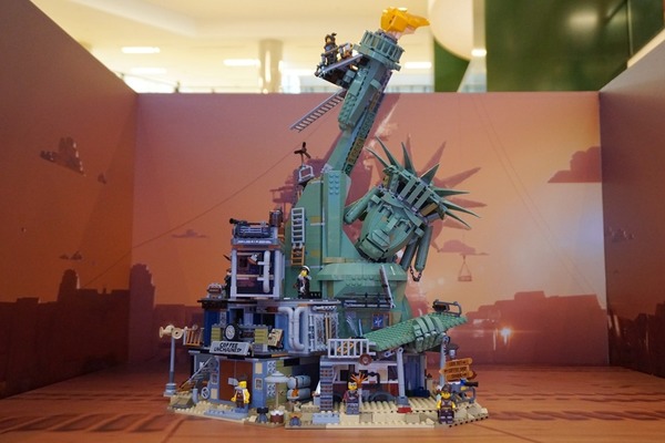 電影 LEGO 英雄傳 2 倒塌自由女神像率先試玩！70840「歡迎來到末日鎮」2 月開賣