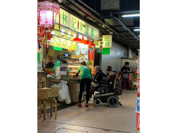太安樓林記車仔麵店員彎腰服務輪椅婆婆 網民：感覺到香港仲可以好溫暖 