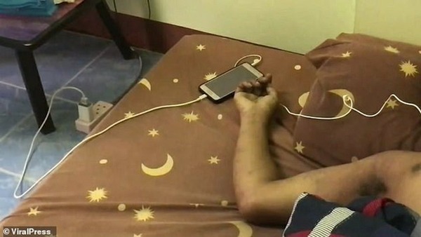 【邊充邊聽】泰國男用手機聽歌觸電死亡！疑與廉價手機充電器有關 
