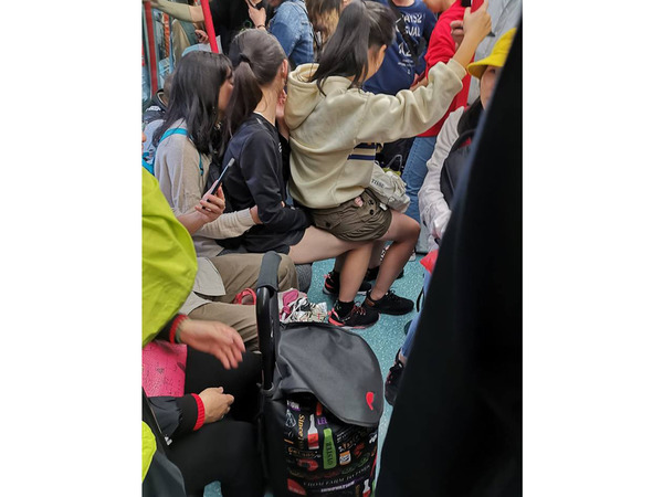 【有圖】東鐵少女人疊人如實反映香港土地問題 網民分析：強國坐姿人形蜈蚣