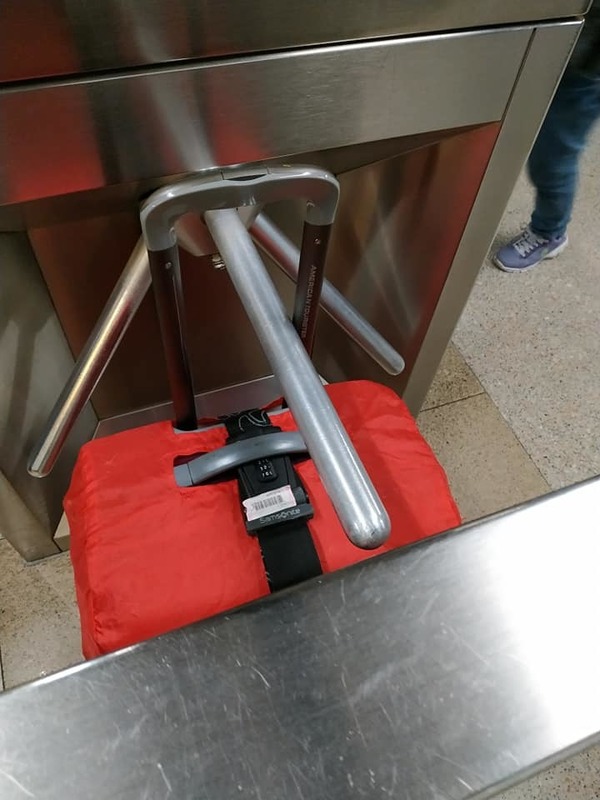 行李喼卡港鐵三棍閘機！網民：到底點樣卡得到？