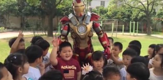「我爸是 Iron Man」被同學指「講大話」！型爸親手製戰衣現身學校