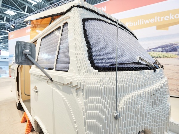 超像真 LEGO Volkswagen T2a！40 萬顆積木砌出掀頂露營車經典