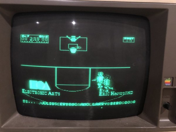 30 年歷史 Apple IIe 電腦「出土」兼可正常運作！機主 9 歲兒問：這是電腦嗎？