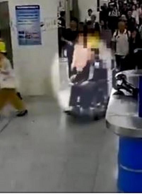 水貨客用輪椅扮傷殘藏 415 部 iPhone！福田口岸入境被截獲