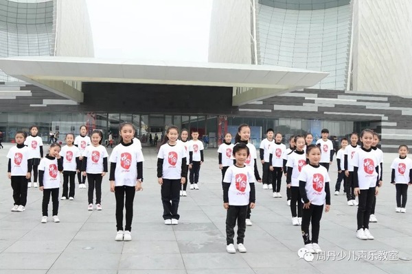 中港澳兒童合唱「華為是天下最美手機」！網民：把華為推進火坑