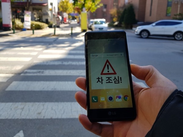 韓國研發 LED 警示行人過路系統  防低頭族亂過馬路？