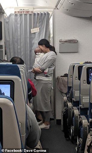 4 個月大手抱嬰首次搭飛機！暖媽向全機乘客送耳塞小禮包兼致歉
