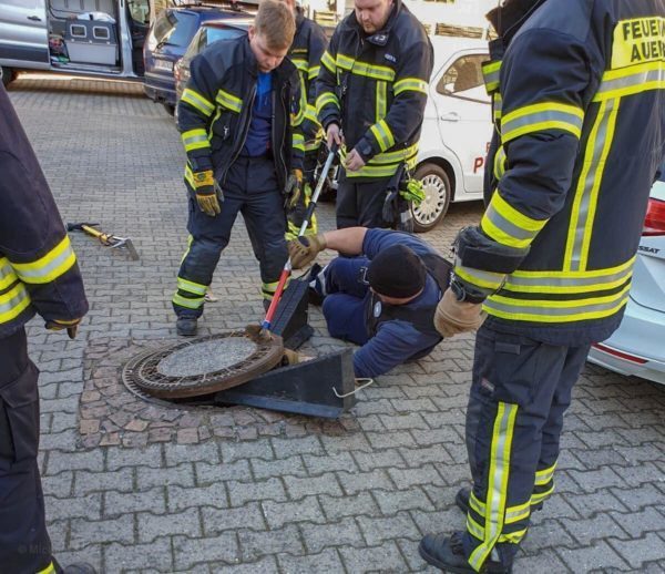 網上熱傳德國肥老鼠卡坑渠蓋慘樣！最終出動消防員拯救