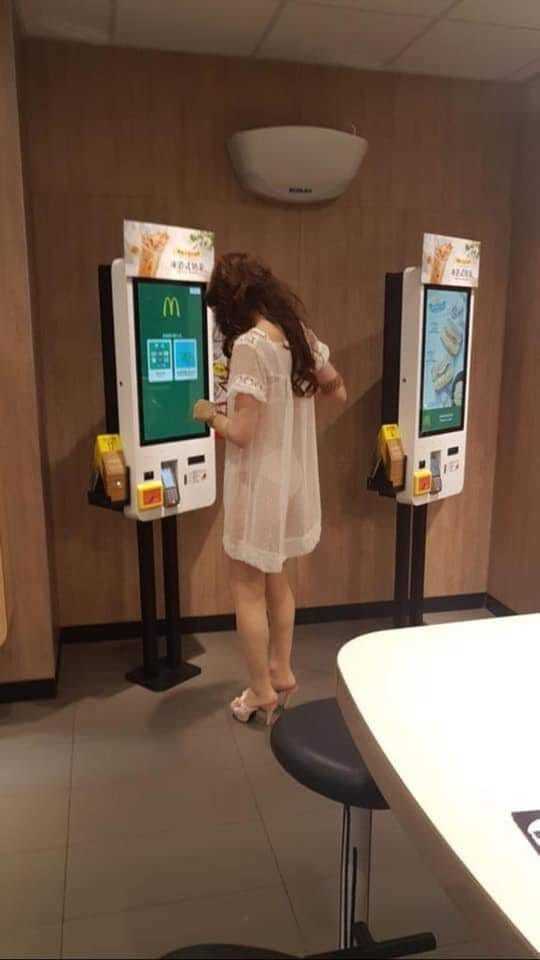 疑似女子穿透視白色連身短裙 到麥當勞點餐 網民慰問：唔凍咩？