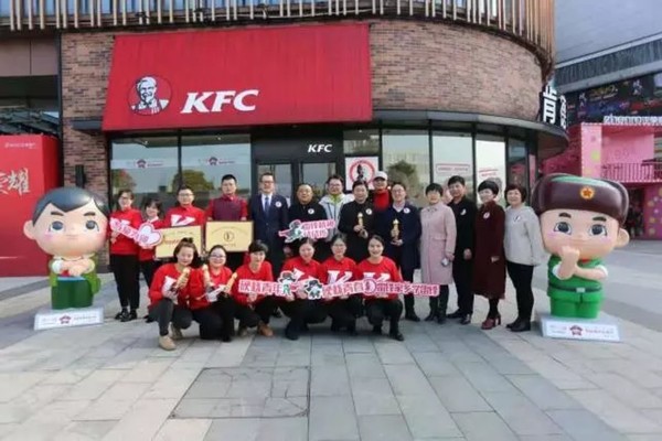 食 KFC 炸雞被中國式洗腦？湖南開首間 KFC 雷鋒主題餐廳