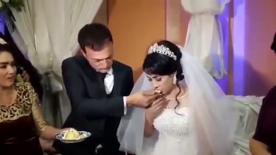 結婚互餵蛋糕被新娘整蠱  新郎當眾掌摑新娘【有片睇】