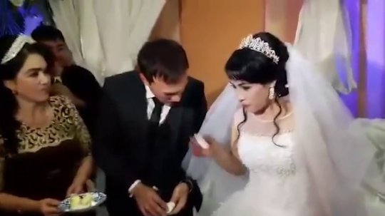 結婚互餵蛋糕被新娘整蠱  新郎當眾掌摑新娘【有片睇】