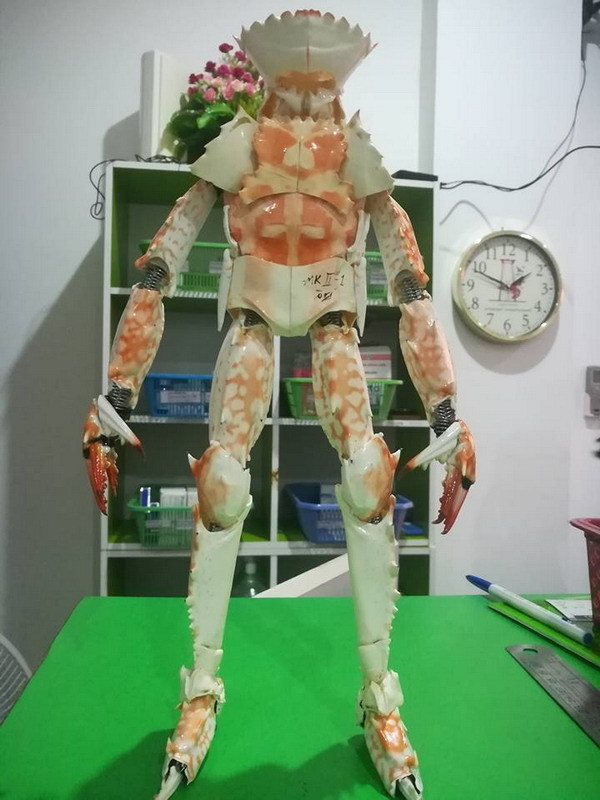 【多圖】神級網友用龍蝦殼砌高達機械人！廚師 DIY 蟹蓋俠列陣