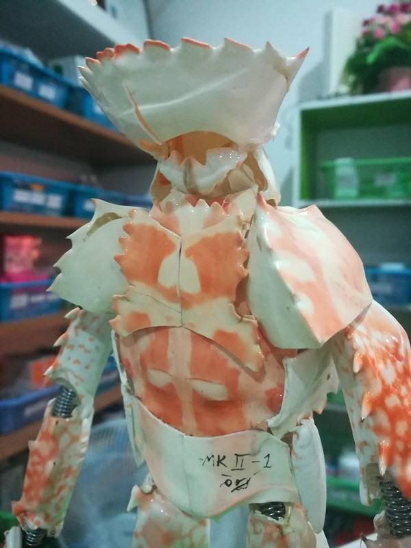 【多圖】神級網友用龍蝦殼砌高達機械人！廚師 DIY 蟹蓋俠列陣