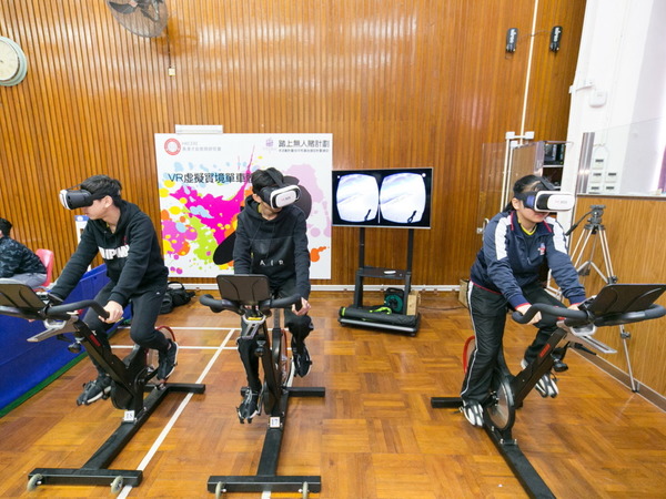 用 VR 競速單車．訓練體適能