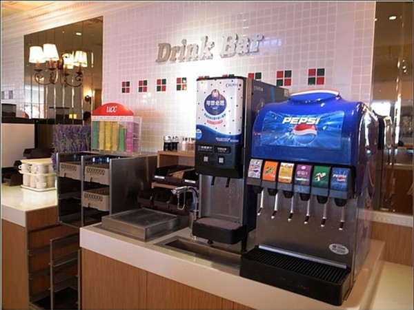 餐廳任飲 Bar 付一人價錢兩份飲  無賴顧客被店員撞正反指店家不是