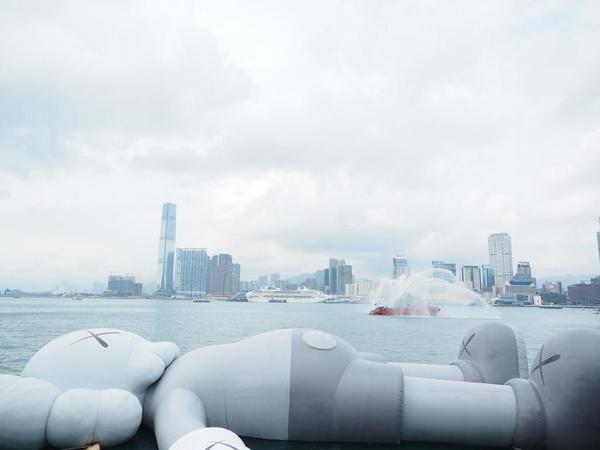 Companion 巨型吹氣公仔「浮瞓」維港！KAWS：HOLIDAY 展覽一連 10 日有得睇【相集】