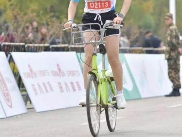 2019 徐州國際馬拉松驚現女選手踏單車參賽  被罰終身禁賽