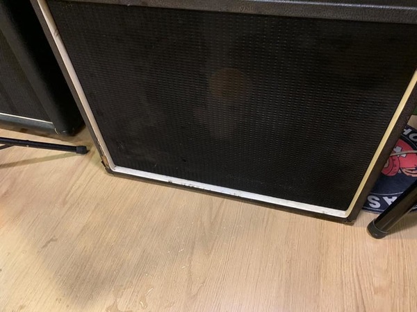 租 Band 房玩水弄濕器材施然離開!網民:應報警告刑毀