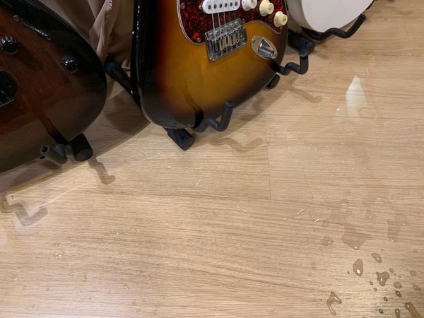租 Band 房玩水弄濕器材施然離開!網民:應報警告刑毀