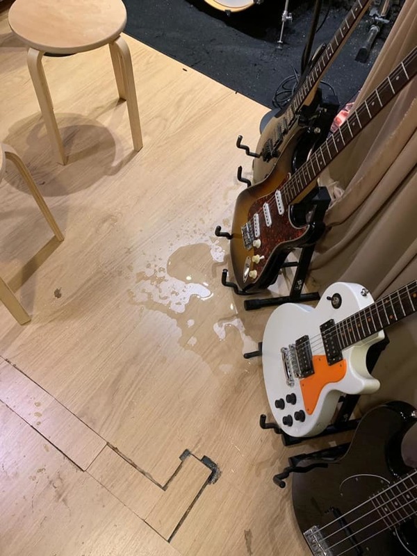 租 Band 房玩水弄濕器材施然離開!網民:應報警告刑毀