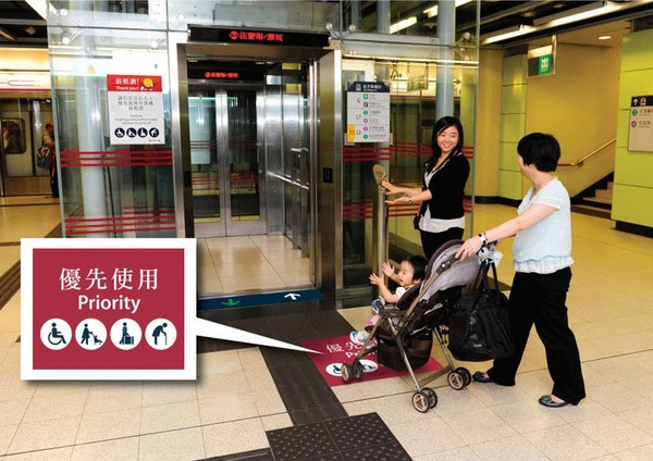 家人坐港鐵不適坐輪椅搭𨋢無人讓位！連登仔怒斥：無血性