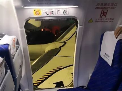 中國女乘客為方便下飛機  擅自打開機艙逃生門
