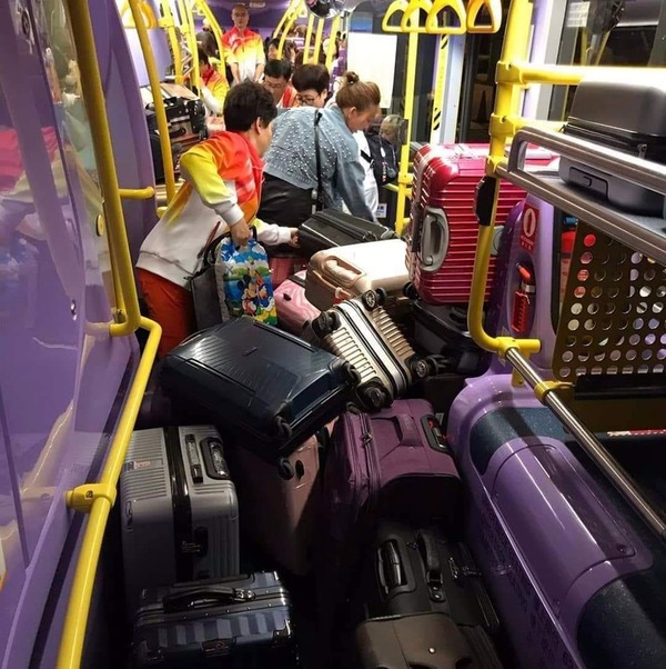 巴士通道塞滿行李！網民問「想行入去可以點做」