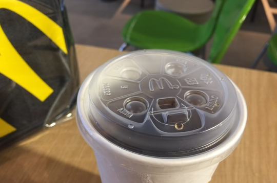 【走塑】台灣麥當勞推「冷飲杯蓋」取代「紅白飲管」網民：香港想慳錢，美其名環保