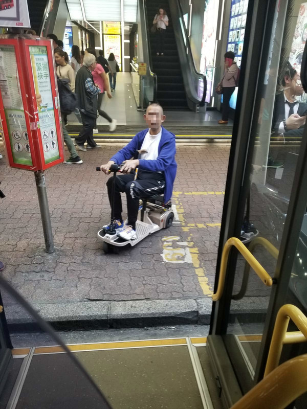 疑用電動車當輪椅？乘客被巴士司機拒絕登車獲網民激讚