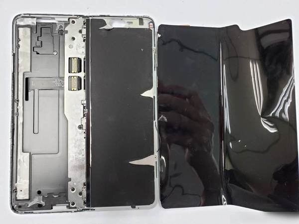 Galaxy Fold 摺屏手機全解剖！兩大弱點位置在哪？