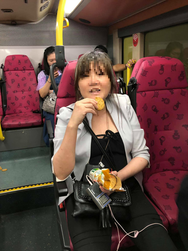 大媽巴士車廂進食餅碎四散  乘客提醒反被罵：架巴士你買咗！