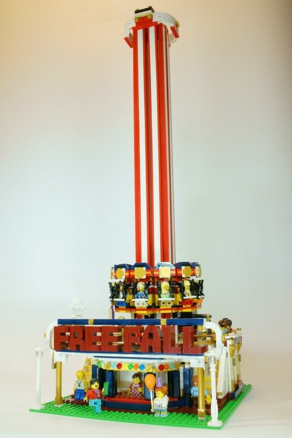 【有片睇】巴打用 LEGO 砌可升降跳樓機！網民追問：幾時砌成個樂園？