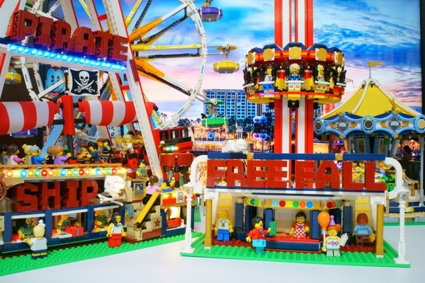 【有片睇】巴打用 LEGO 砌可升降跳樓機！網民追問：幾時砌成個樂園？