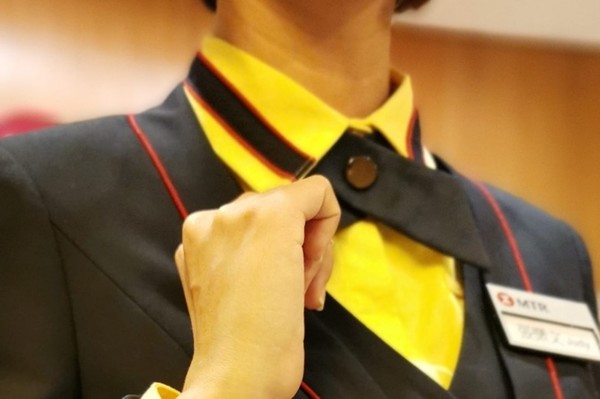港鐵職員將更換香港設計全新制服  網民：似酒樓經理有大陸味